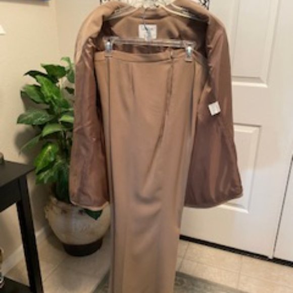 Womens suit - Picture 3 of 5